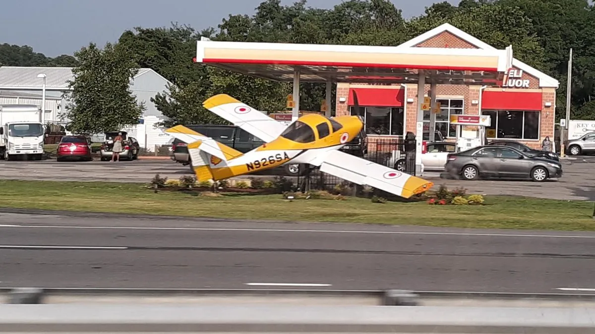 Segelflugzeug stürzt auf Tankstellengelände in Bamberg ab