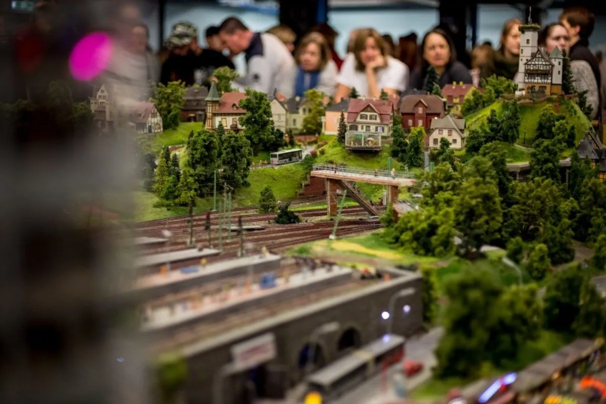 Linkin Park besucht Hamburgs Miniatur Wunderland vor Konzert