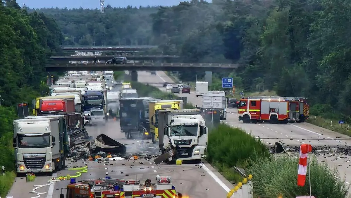 Schwerer Auffahrunfall auf A61 bei Köln: Mann in Lebensgefahr