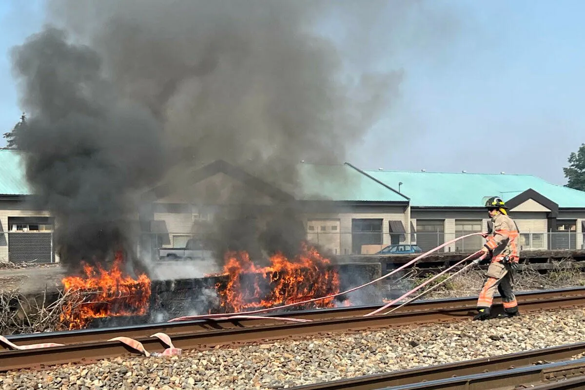 Feuerwehreinsatz in Essen: Brand nahe Bahngleisen im Ostviertel