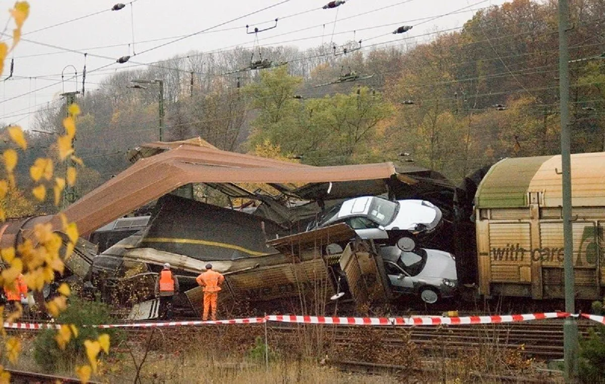 Zugunfall bei Duisburg: 14 Verletzte nach Kollision am Bahnübergang