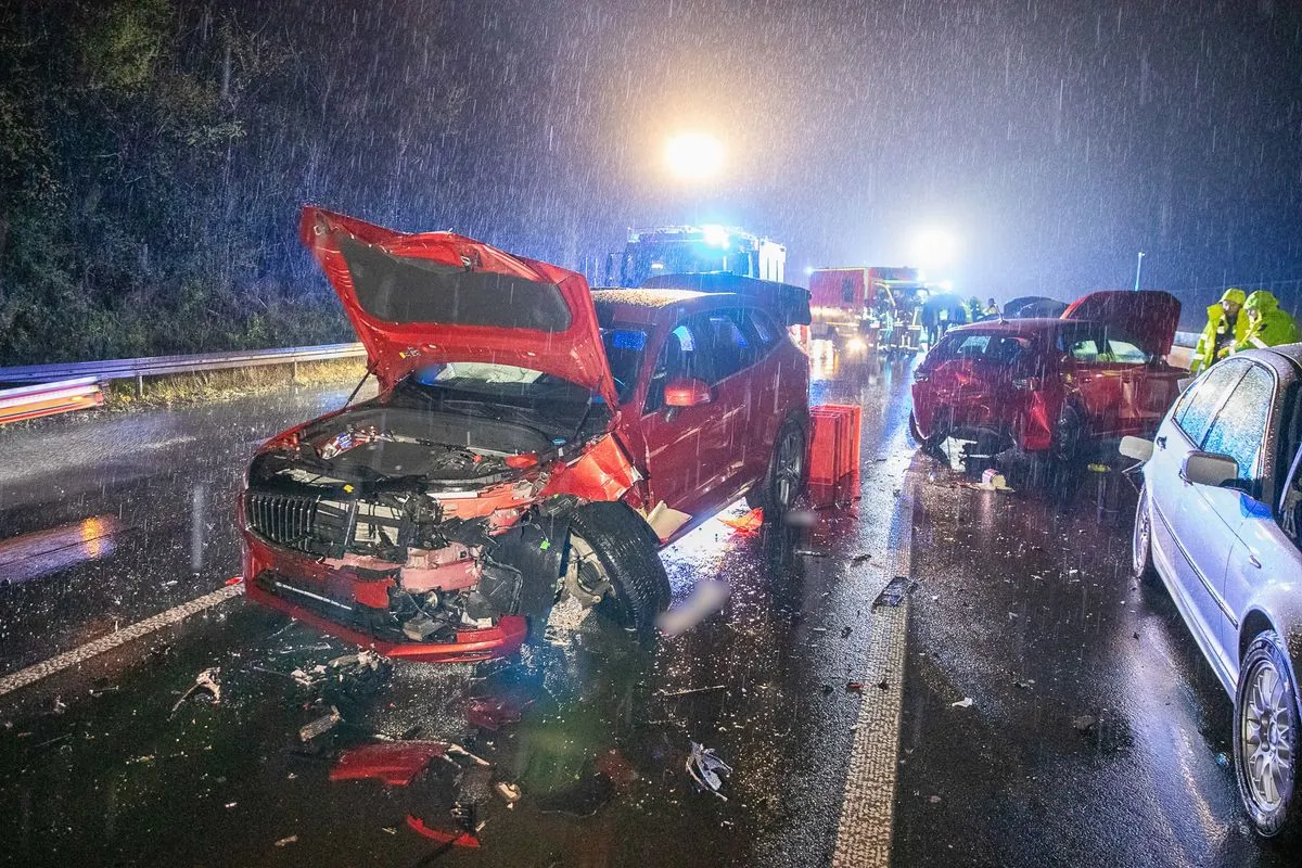 Junger Mann kracht mit Jaguar gegen Baum in Kelsterbach