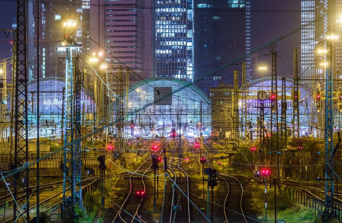 Massive Störungen im Frankfurter ÖPNV lähmen Pendlerverkehr