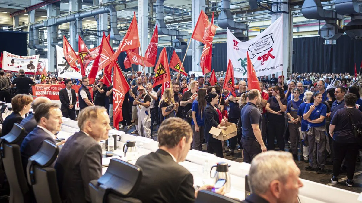 VW-Mitarbeiter protestieren gegen Sparmaßnahmen und drohende Entlassungen