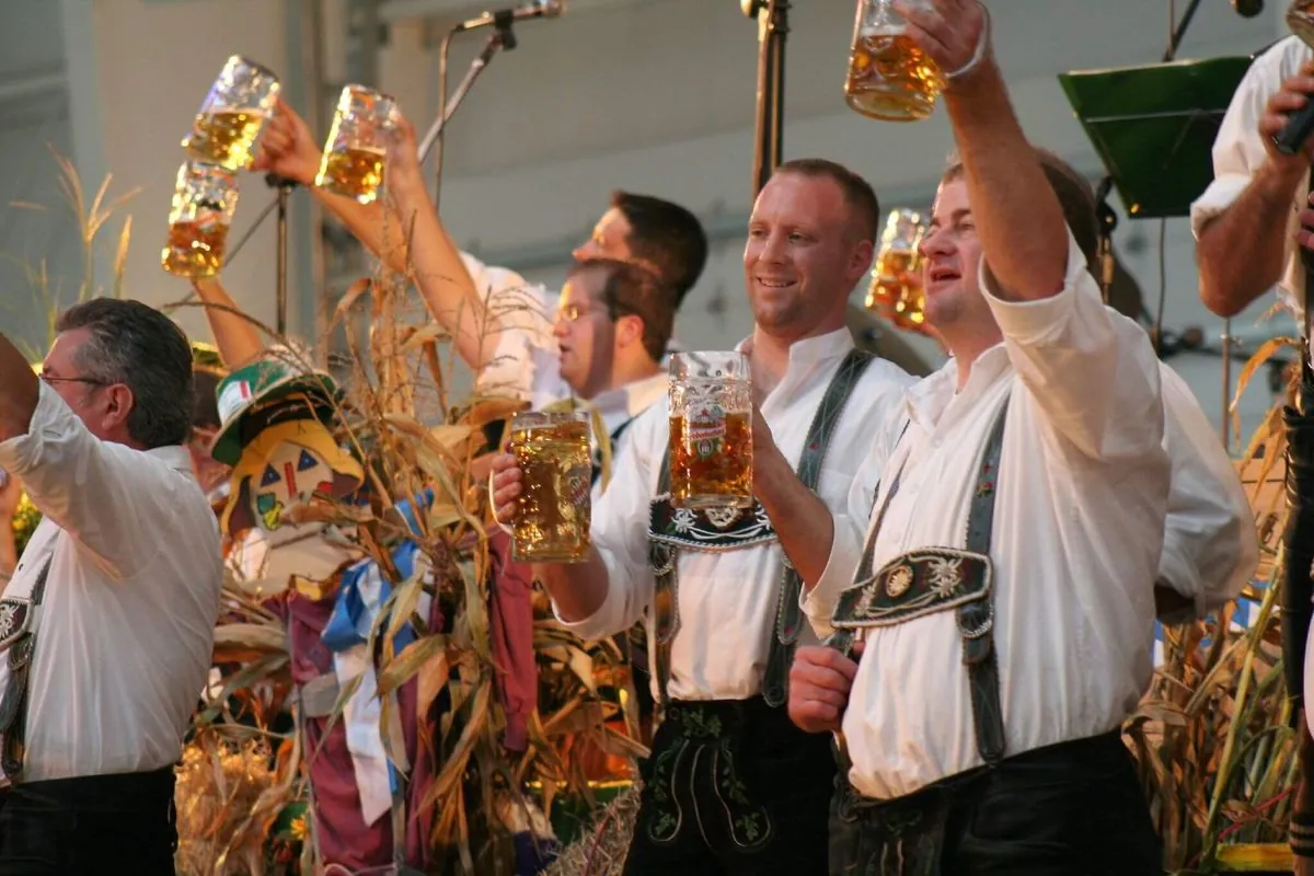 Luxus-Champagner-Show auf Oktoberfest sorgt für Kontroverse