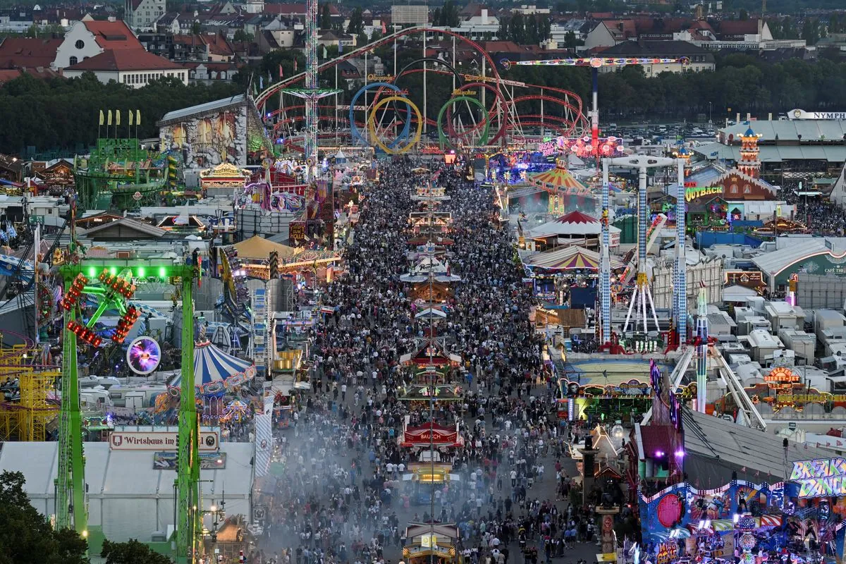 Oktoberfest: Feuerwehr befreit Mann aus Handschellen, Polizei zieht Bilanz