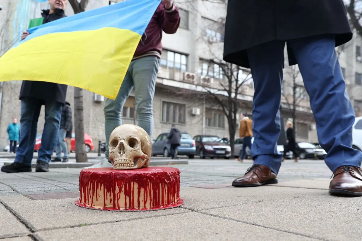 Protest mit Totenkopfmasken vor russischer Botschaft in Berlin