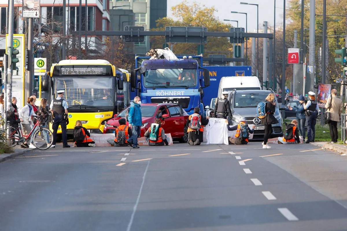 Rettungswagen kollidiert mit Radfahrer in Hannover