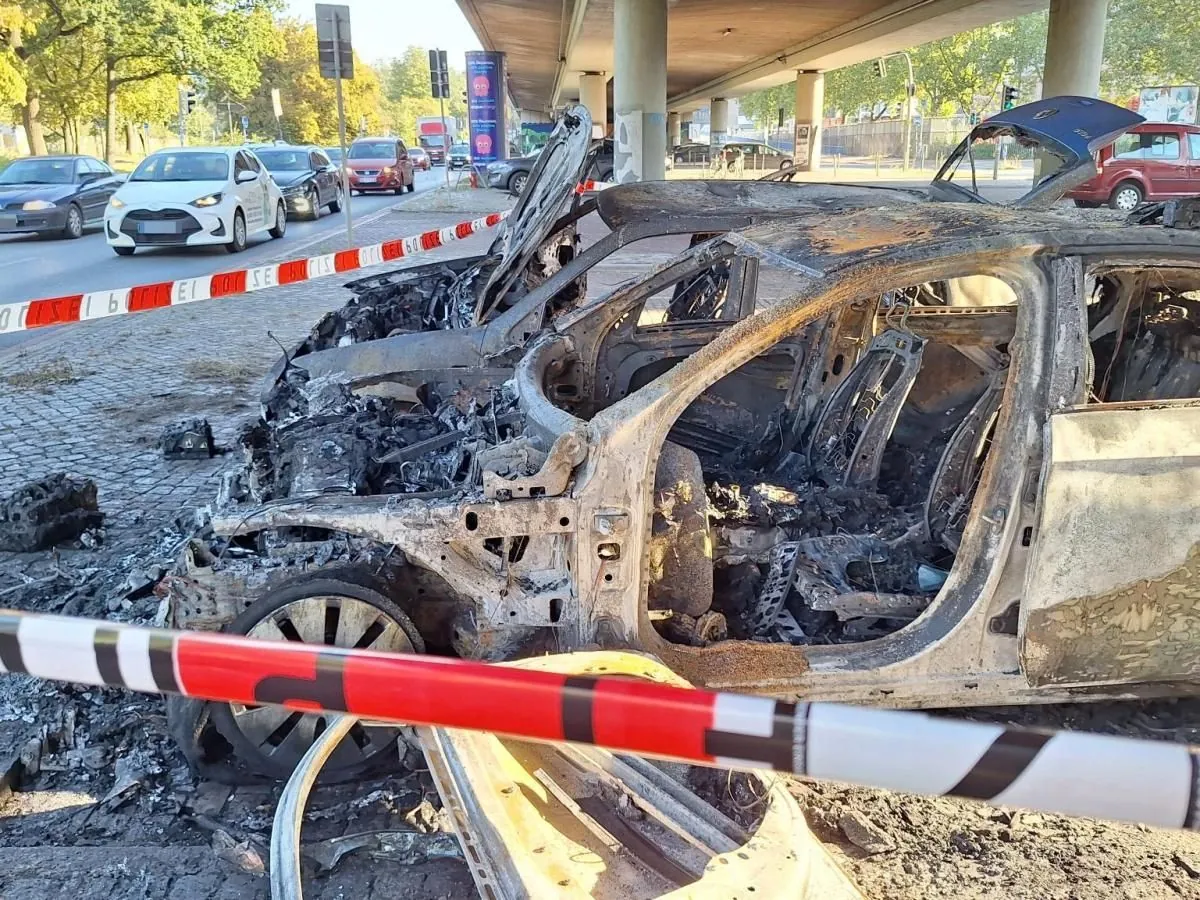 tragischer-fund-in-bremen-frau-stirbt-bei-selbstverbrennung-im-auto