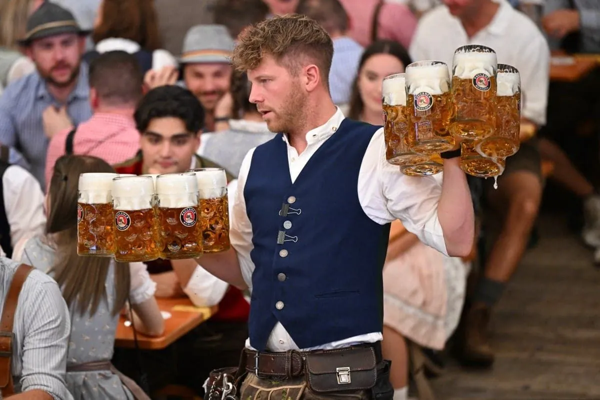 gewaltvorwurfe-uberschatten-oktoberfest-sicherheitspersonal-unter-verdacht