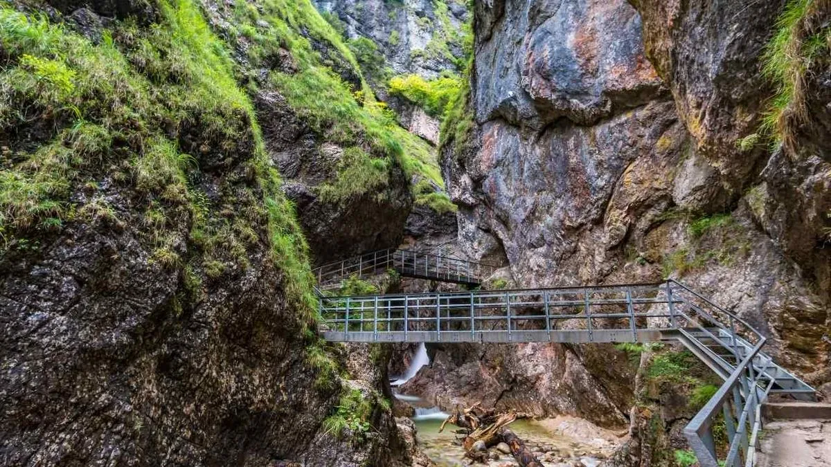 Dramatischer Sturz: Seniorin fällt in Gebirgsbach im Berchtesgadener Land