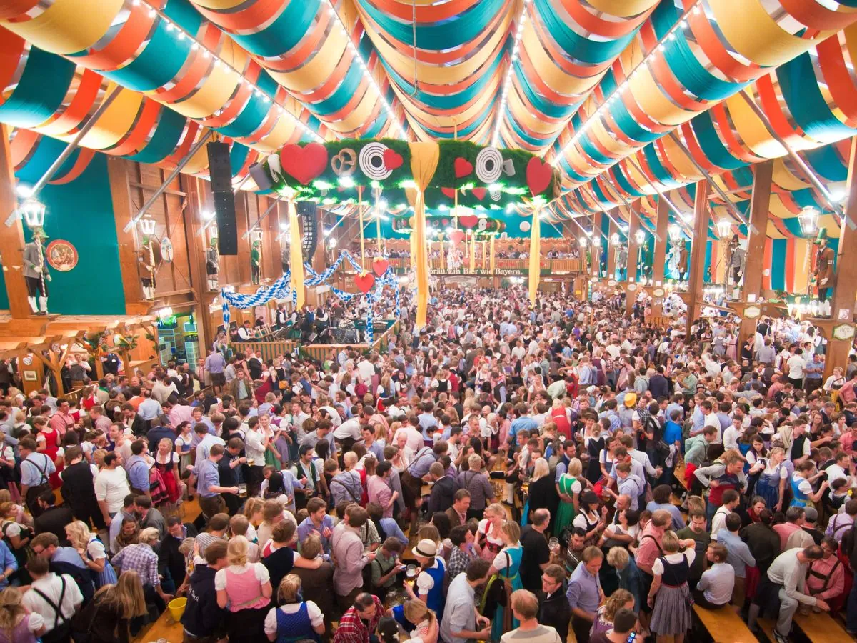 Oktoberfest-Chef rettet bewusstlosen Jugendlichen auf der Wiesn