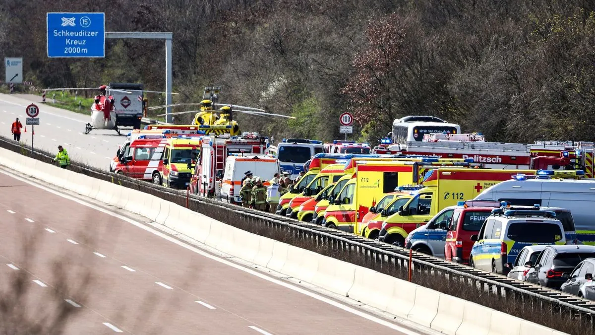 Schwerer Unfall auf A1: Lebensgefahr für 34-Jährigen, Autobahn gesperrt