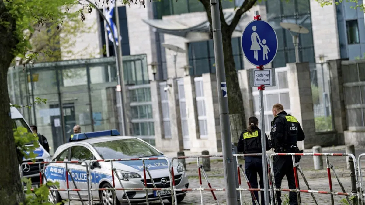 Gewaltsame Vorfälle erschüttern Berlin: Mann stürmt bewaffnet Polizeiwache