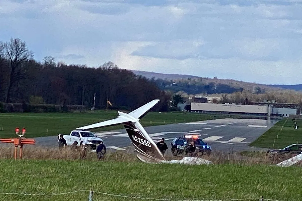 Privatjet rutscht am Augsburger Flughafen von Landebahn - Großeinsatz ausgelöst