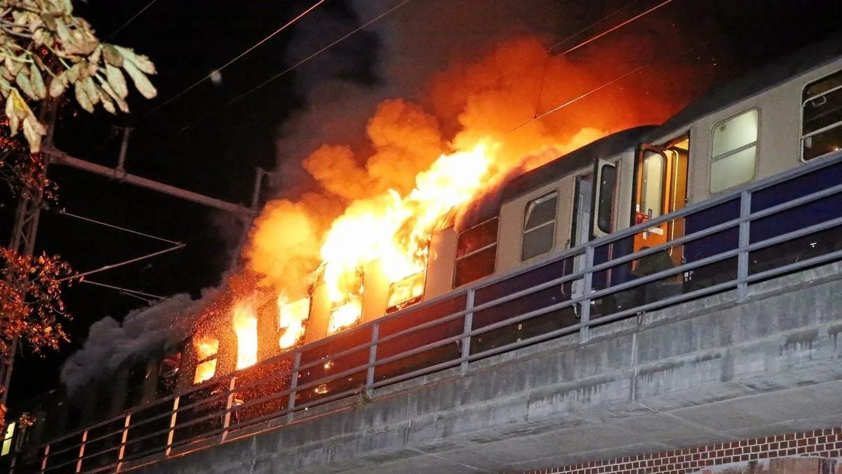 Privatbahn-Zug geht in Berliner S-Bahnhof in Flammen auf