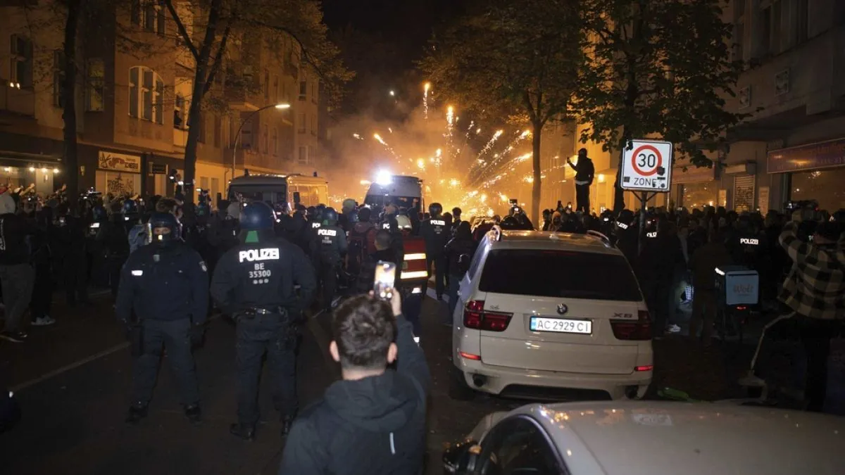 Berliner Polizei-Ticker: Brandstiftung, Gewalt und ein tödlicher Unfall