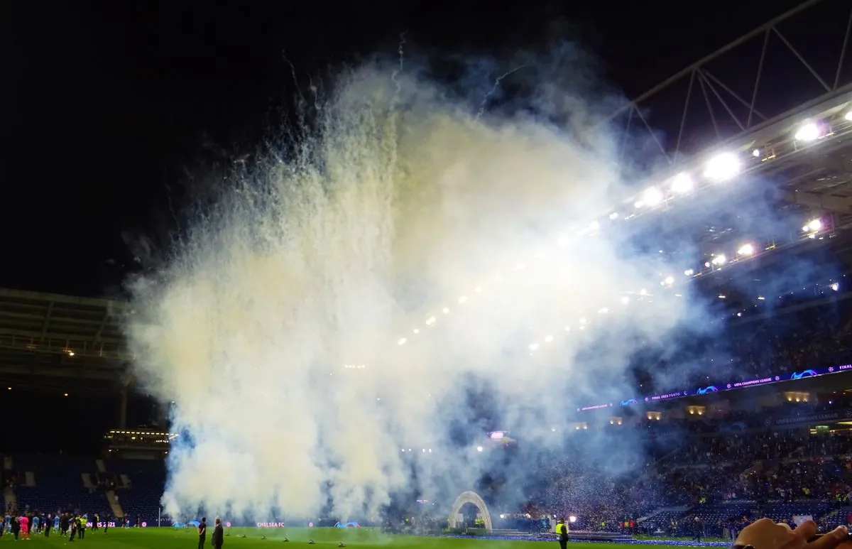 Brennende Fackel trifft Balljungen bei Champions League-Spiel in Stuttgart