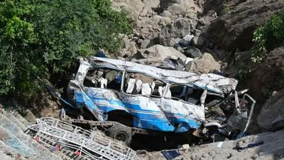 Tragischer Hochzeitsausflug in Pakistan: Bus verschwindet im Fluss