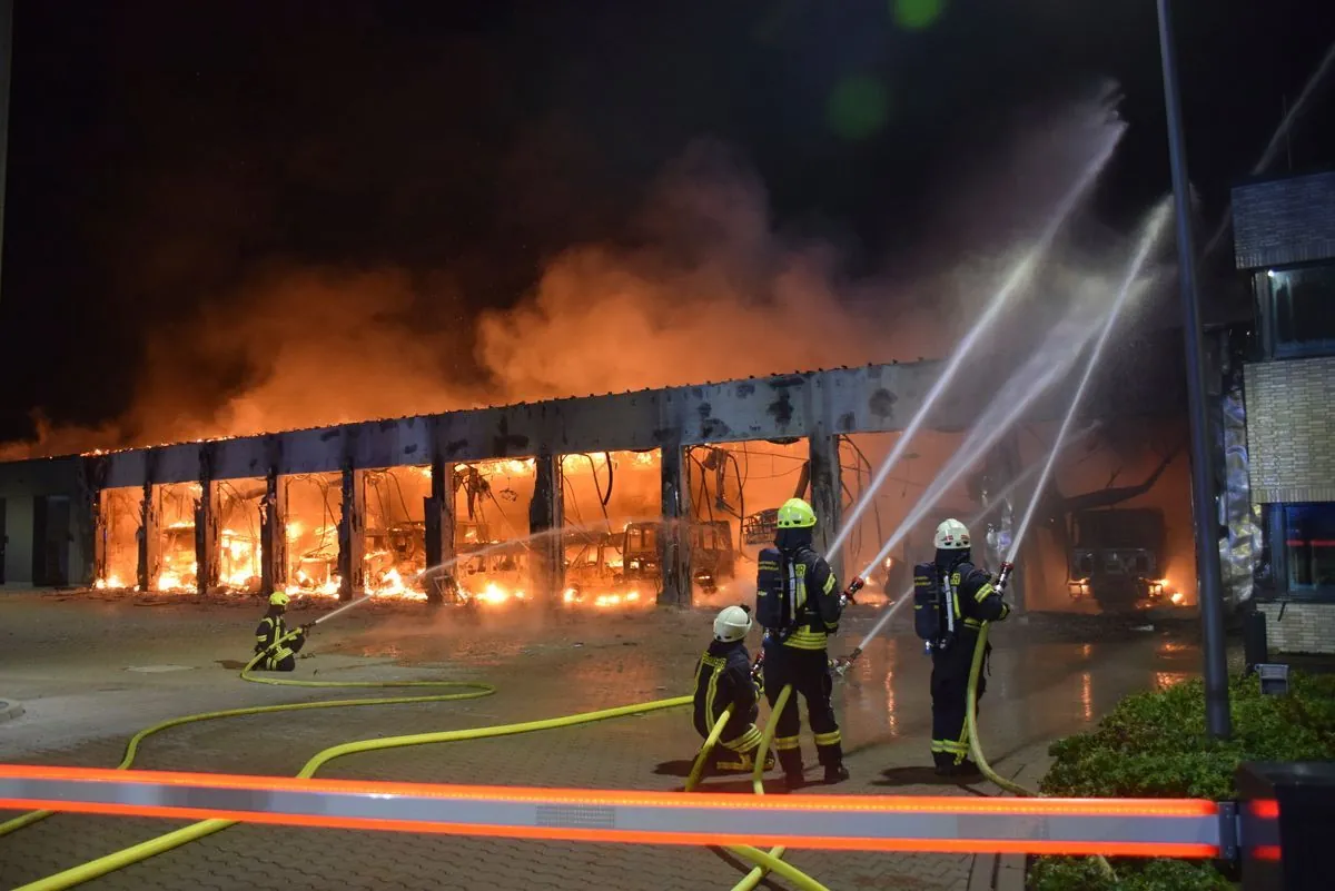 Mysteriöser Busbrand in Düsseldorf löst Großeinsatz aus