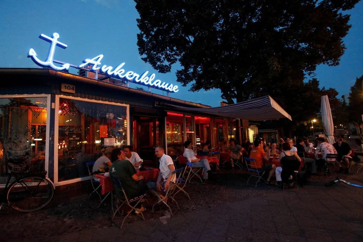 Berliner Promi-Restaurant enthüllt: Von Kanzlerin-Besuchen bis Pferde-Show