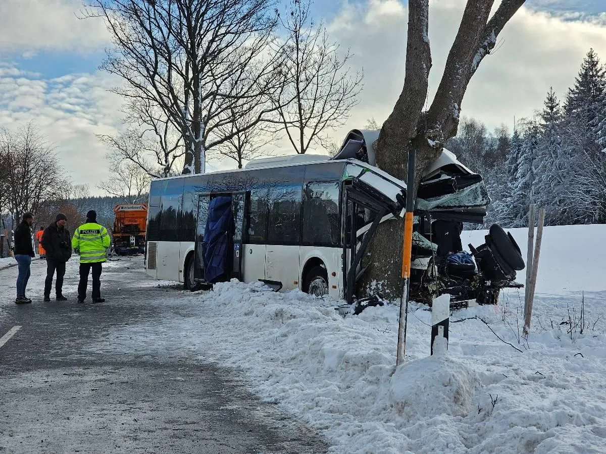 Winterchaos: Polizeiwagen überschlägt sich bei erstem Schnee auf A4