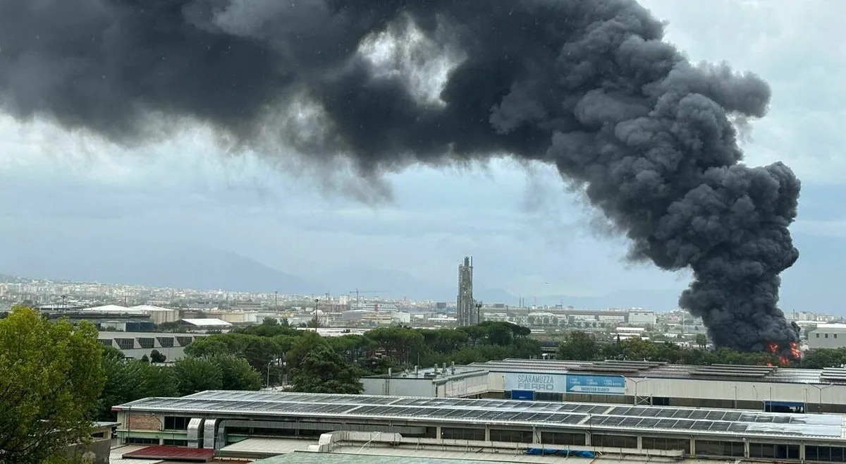 Heftige Explosion bei Neapel: Lagerhaus in Trümmern