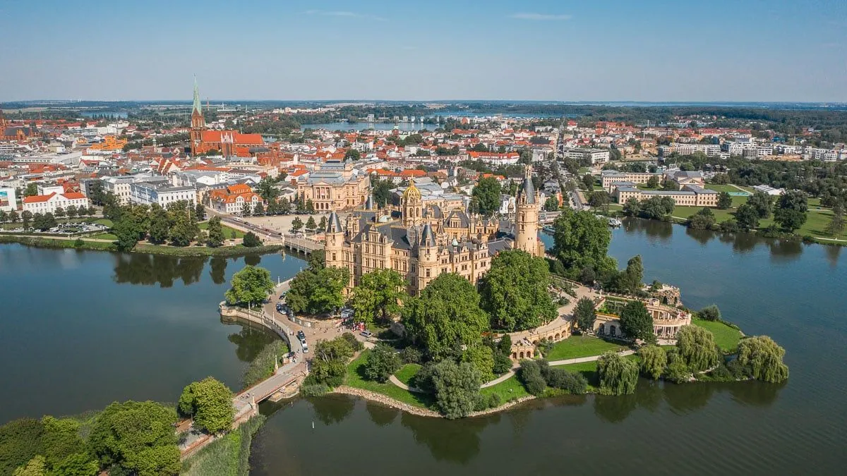 Mittelalterliches Schloss verwandelt sich in magischen Weihnachtsmarkt an der Nordsee