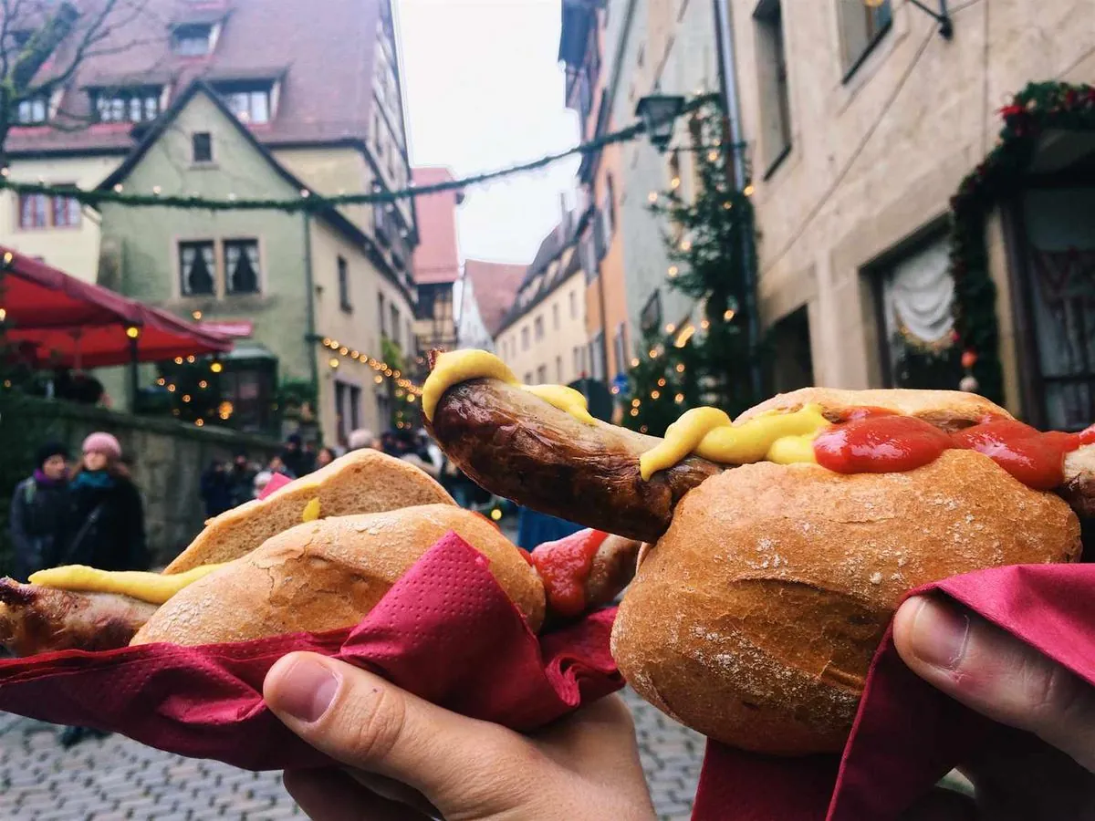 Fußballstars werden zu Würstchen-Grillmeistern auf Nürnberger Weihnachtsmarkt