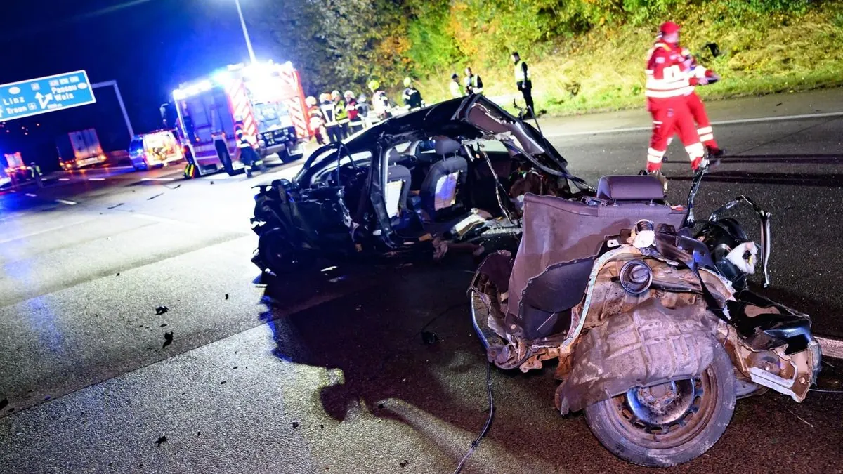 Tödlicher Unfall auf A1: Auto-Lkw-Kollision fordert Motorradfahrer als Opfer