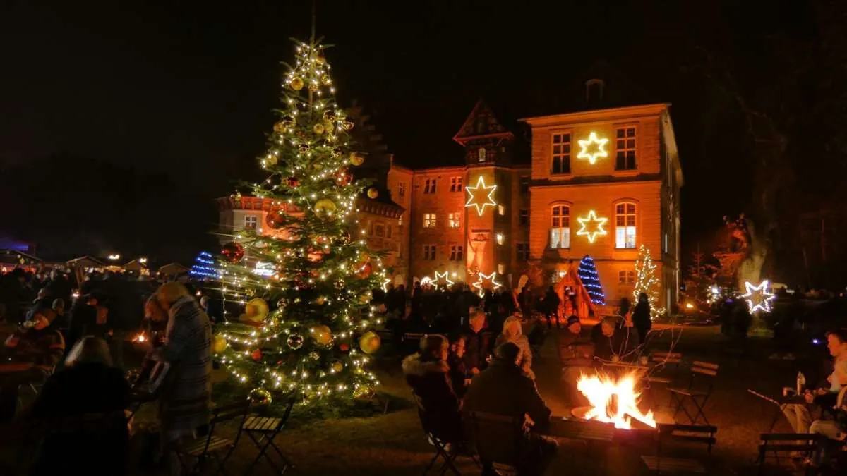 Mittelalterliches Schloss verwandelt sich in magischen Weihnachtsmarkt an der Nordsee